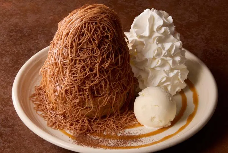 モンブランクリームをたっぷりまとったパンケーキ