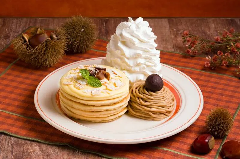 パンケーキにモンブランを添えたひと皿