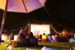 「巨大スクリーン野外映画×手ぶらキャンプ×無料温泉も！和歌山でアウトドアイベント」の写真