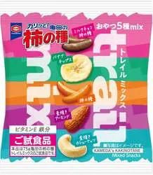 「無料！巨大カプセルマシンで試食品が当たる　柿の種の新食感おやつが渋谷・梅田に登場」の写真