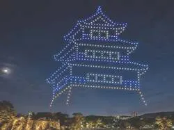 「500機のドローンが夜空を彩る！鳥取城跡で光の物語体験」の写真
