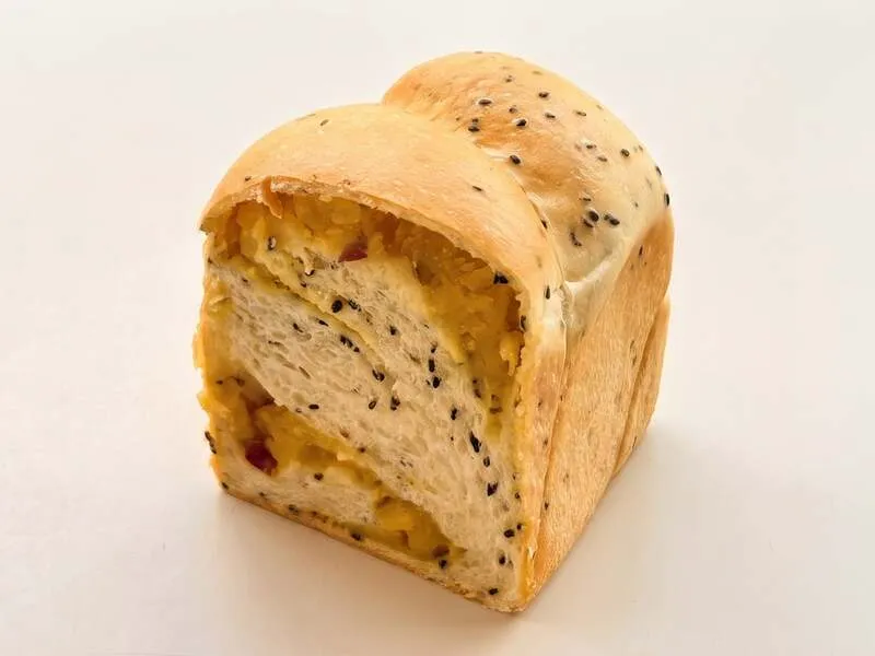 パン屋むつか堂「紅はるかと黒ゴマの食パン」