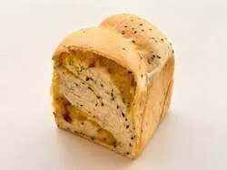 パン屋むつか堂「紅はるかと黒ゴマの食パン」