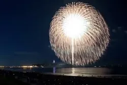 「【2026関東】10月の花火大会14選！秋空に咲く東京湾1.2万発やこうのすの四尺玉も」の写真