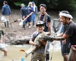 「泥んこで伝統漁具の魚とり！国営武蔵丘陵森林公園で「沼まつり」　当日は無料開園日！」の写真