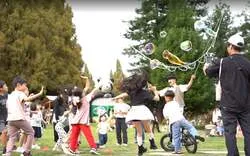 UUUU.FES.2025の様子　大道芸ちゅげさんのパフォーマンスを楽しむ子ども達