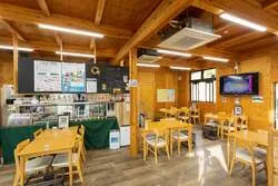 木のぬくもりを感じるフルーツパーラーの店内／全70席