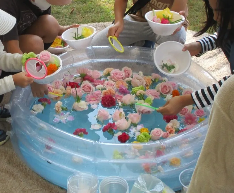 水に浮かべた花をすくう「花すくい」（500円）も見逃せません