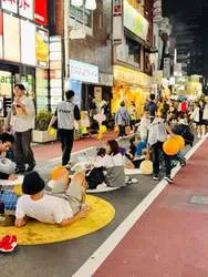 「吉祥寺で一夜限りの歩行者天国！屋台や動物とのふれあい、ピクニックを楽しもう」の写真