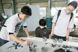「職人の技を間近で見学！「燕三条 工場の祭典」開催で親子向けの体験やバスツアーも」の写真