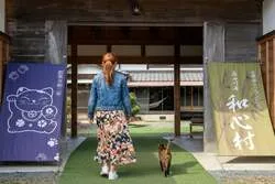 猫と一緒に長屋門を歩く、和心村での「猫治」のひととき