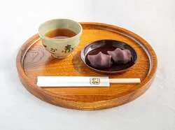 赤福餅2個（ほうじ茶付き・400円）