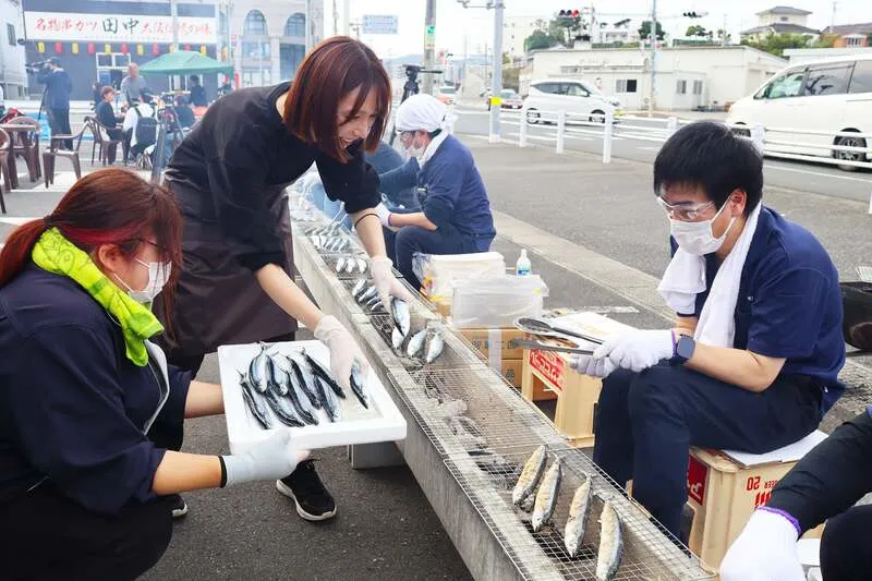 気仙沼「海の市」サンマまつりの炭火焼きさんま