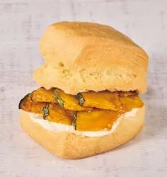 フレッシュネスバーガー「作りたてスコーンサンド パンプキン＆クリームチーズ」
