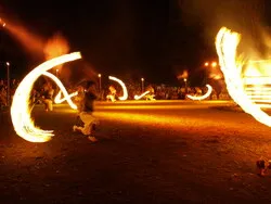 勇壮な武人や優雅な女人の舞が披露される、炎の祭典です
