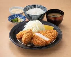 とんかつ神楽坂さくら「牡蠣フライ＆ロースかつ定食」
