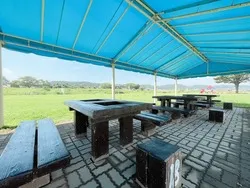 屋根付きのバーベキュー場