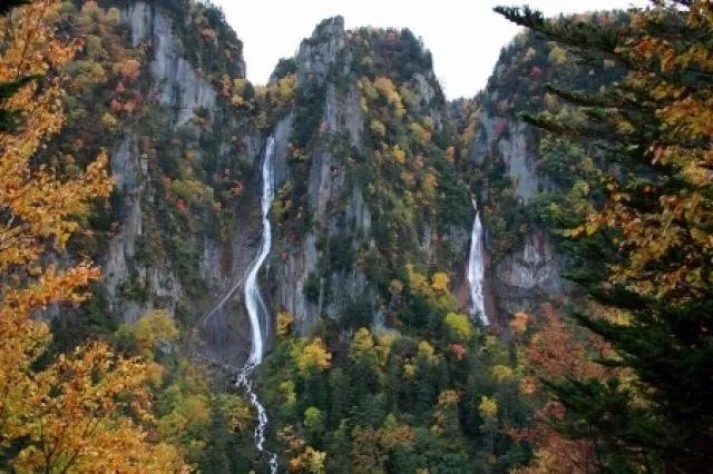 【紅葉・見ごろ】流星・銀河の滝（c）層雲峡観光協会
