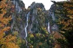 【紅葉・見ごろ】流星・銀河の滝（c）層雲峡観光協会