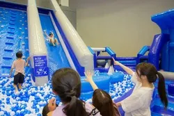 子供から大人まで楽しめる室内アクティビティエリアもあります！