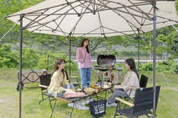 直径420cmの大きな屋根（キノコタープ）が設置されているので、天気を気にせず利用できるのもうれしいポイント