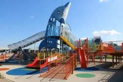 大芝生広場のシンボル遊具「スカイドルフィン」