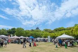 「浜松城公園に71店舗が集結！巨大ガチャも登場する「湖のマルシェ」は入場無料」の写真