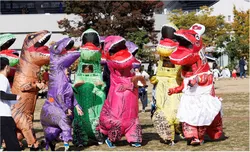 「ティラノの着ぐるみで全力疾走！京都・梅小路公園で親子で楽しむ「ティラノ大運動会」」の写真