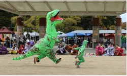 「ティラノの着ぐるみで全力疾走！京都・梅小路公園で親子で楽しむ「ティラノ大運動会」」の写真