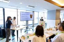 最終プレゼンテーションで発表をする学生