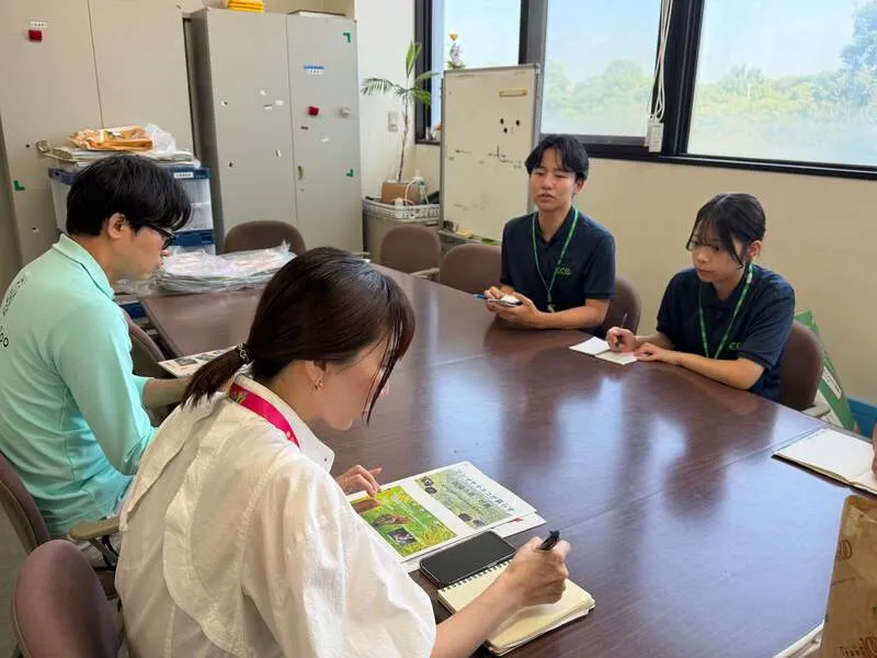 福岡市動物園にて商品化に向けて打ち合わせをする学生