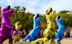 「ティラノの着ぐるみで全力疾走！京都・梅小路公園で親子で楽しむ「ティラノ大運動会」」の写真