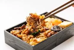 国産牛100％の「牛すき焼き重」