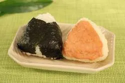 たらこバターの焼きおにぎりと鮭おにぎり
