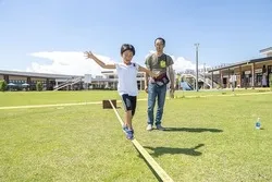 遊具やスラックラインが楽しめる芝生広場