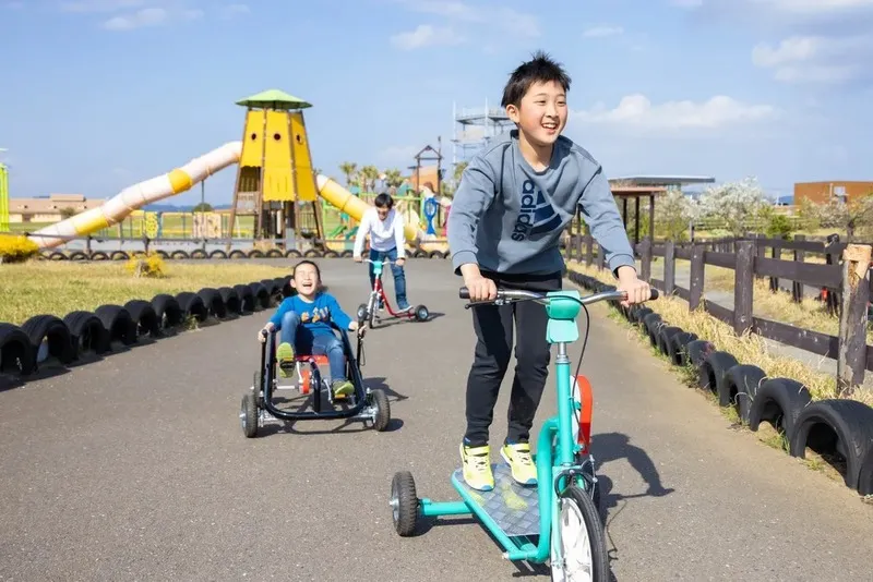 パトカーや汽車などさまざまな自転車が大集合！