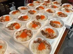 「はらこめし約2,000食を無料でふるまい！　ゆりあげ港朝市50周年で全国の特産市も」の写真
