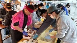 「はらこめし約2,000食を無料でふるまい！　ゆりあげ港朝市50周年で全国の特産市も」の写真