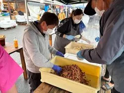 「はらこめし約2,000食を無料でふるまい！　ゆりあげ港朝市50周年で全国の特産市も」の写真
