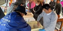 「はらこめし約2,000食を無料でふるまい！　ゆりあげ港朝市50周年で全国の特産市も」の写真