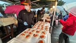 「はらこめし約2,000食を無料でふるまい！　ゆりあげ港朝市50周年で全国の特産市も」の写真