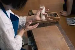 すべて手作業の書道筆づくり