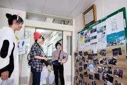 社員が案内役となって工場内を巡る見学ツアー（2025年）