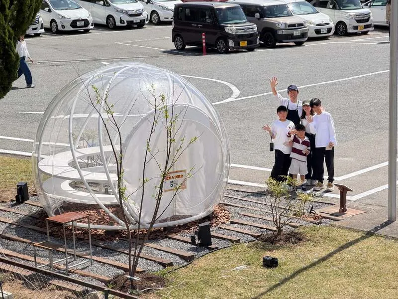 篠山工場敷地内に設置したスイス館モニュメント