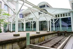 JR新橋駅「銀座口」から徒歩約5分の場所にある「鉄道歴史展示室」には、日本の鉄道の出発点となった0哩標識と復元軌道が設置されています