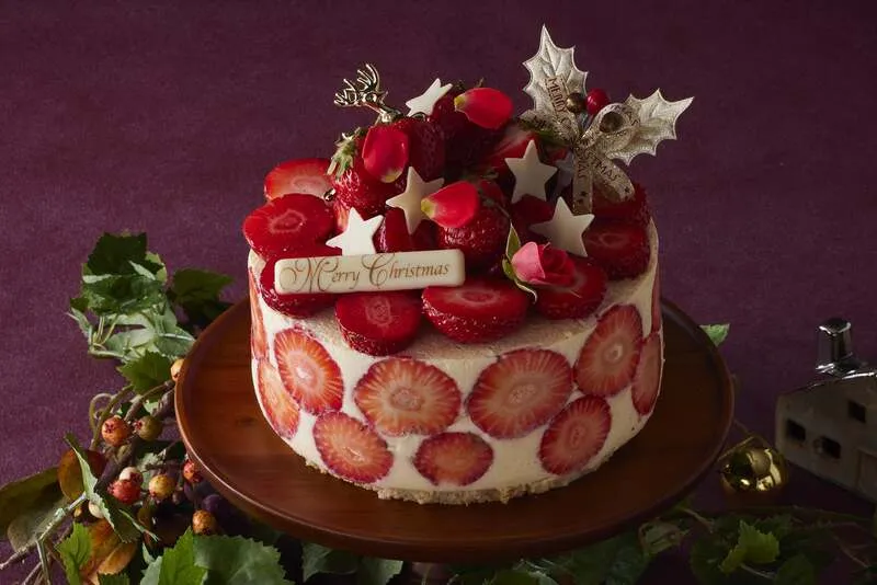博多あまおうを40粒以上使った「あまおう苺のたっぷりXmasケーキ」