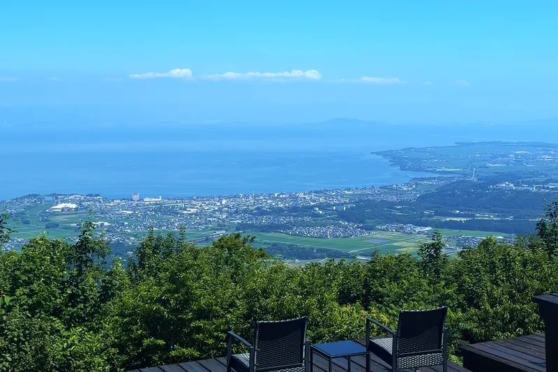 びわ湖の見える丘から、一望する湖と街の景色
