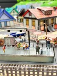 駅で幼子をあやす母親など、街の中にはさまざまな「人々の営み」が隠されています