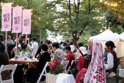 世界各国の料理が並ぶ屋台の様子