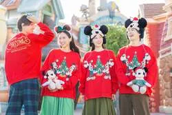「東京ディズニーリゾートのクリスマスグッズとメニュー紹介　ミッキーのおそろコーデも」の写真